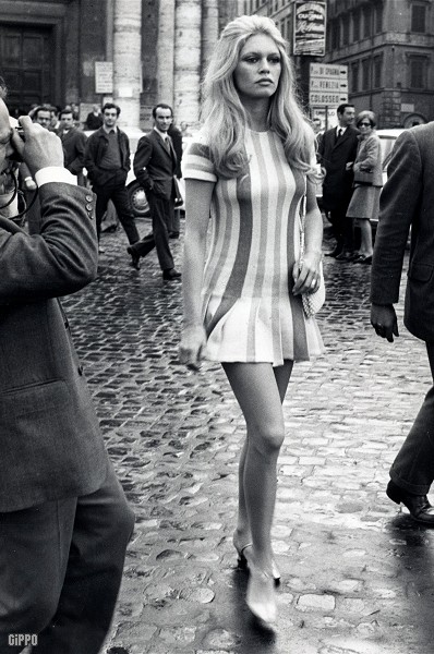 Miniskirts Years 60s 70s • Minidress Pictures Gallery Years Sixties Seventies Galleria 0655