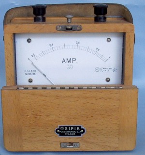 Foto di un amperometro in scatola di legno