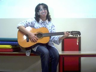 la maestra suona la chitarra