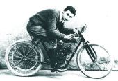 Giuseppe Zoli, campione romagnolo gentleman nel 1914. La moto è una SIAMT 750 bicilindrica (foto gentilmente concessa dall'amico Luigi Rivola)