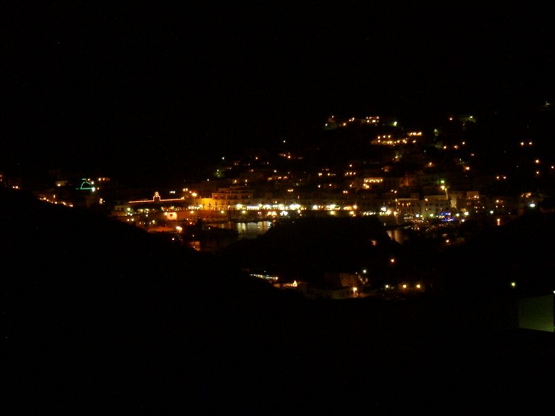 Veduta notturna del porto dall'alto
