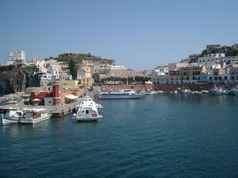 Porto di Ponza visto dal mare
