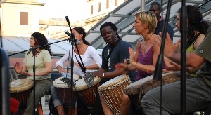 Sakou ed i suoi percussionisiti italiani e senegalesi