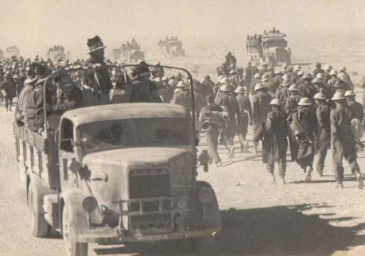 Prigionieri inglesi sfilano al fianco dei bersaglieri su un Camion Bianchi