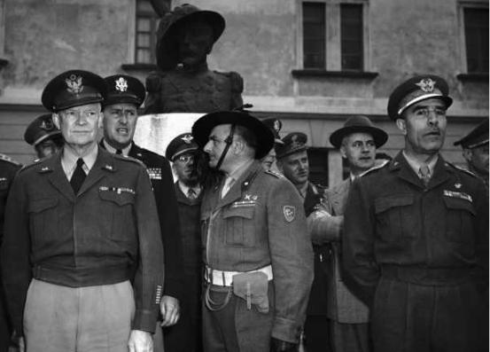 Caserma Martelli dell'8 Bersaglieri a Pordenone 1951: Col. De Martino, a sx Eisenhower a dx Efisio Marras