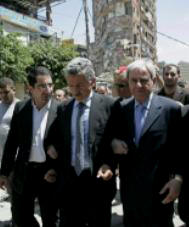 Il ministro degli esteri per le strade di Beirut a braccetto con Hussein Hassan