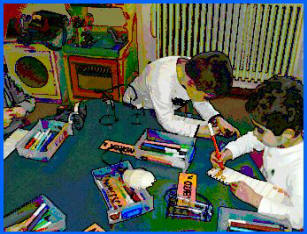 i bambini costruiscono uno strumento musicale