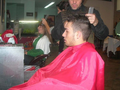 Marco Carta e Valentina Mele si tagliano i capelli insieme nel negozio dello zio di Marco