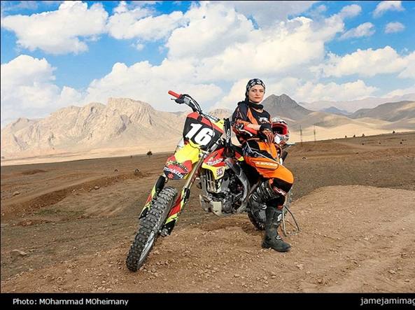 donna iraniana motociclista