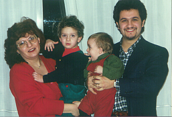 Con la moglie, il mezzosoprano Silvana Ottimo,  ed i figli Davide e Stefano
