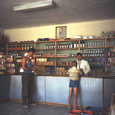 Gustin Manarin, nel negozio di Plostina, che gestiva con grande professionalit.Purtroppo anche l'amicone Gustin se ne  andato per sempre