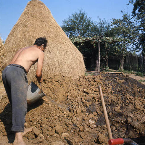 Ernesto Arland prepara la terra che sar adoperata per la costruzione dei mattoni