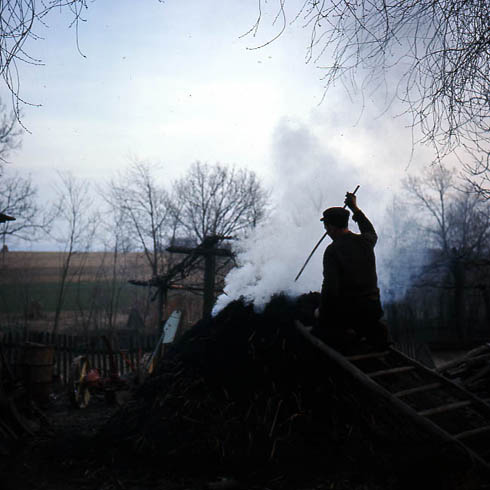 Ernest immerso nella nuvola di fumo sta governando il fuoco della fornace