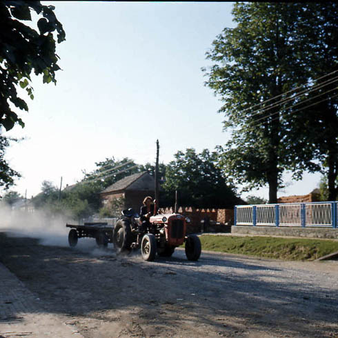 Un trattore sfreccia per la strada principale di Plostina