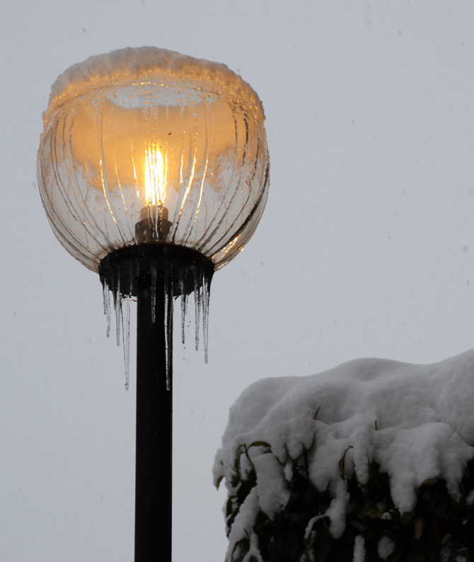 ...neve sfortunata: finita sopra un lampione che scotta