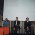 CivTour Milano 2002 - Sid Meier insieme al suo collaboratore (a destra) ed ad un dirigente Infogrames (in centro), cominciano a rispondere alle domande del pubblico - 93kb