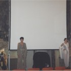 CivTour Milano 2002 - Due splendide modelle si preparano al loro show affiancate da un trio di musicisti - 82kb