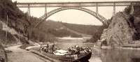 Transito di barconi sotto il ponte all'inizio del secolo