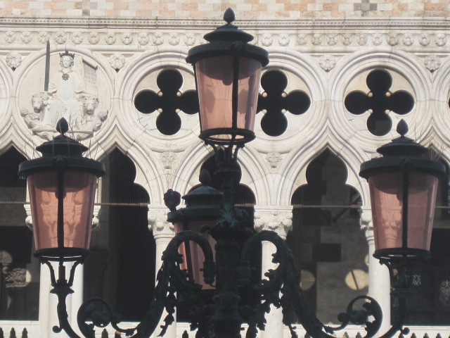 lampioni venezia e particolare palazzo ducale