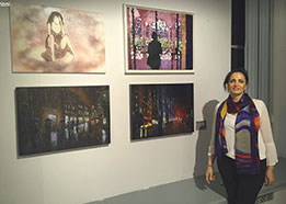 La Direttrice Artistica di Qualitaly Nikolinka Nikolova posa accanto al mio dipinto: OLTRE LA SOGLIA 
(in alto a sinistra)