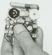 Questa radio portatile a transistori d un'idea del grado di miniaturizzazione oggi raggiunta grazie all'impiego dei dispositivi a semiconduttore