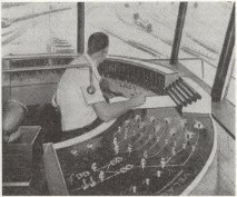 Interno di una cabina di stazione ferroviaria di smistamento con apparato VERLAC comprendente un calcolatore elettronico