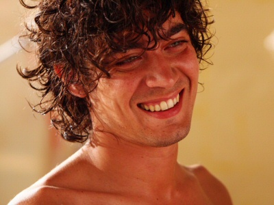 Riccardo Scamarcio nudo sorride