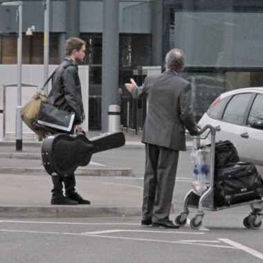foto di Robert Pattinson all'aeroporto di Londra