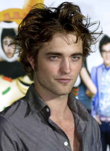 Robert Pattinson con i capelli spettinati