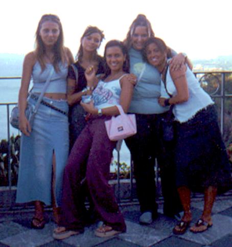 Ida, Domi, Marta, Roby e io... con sfondo lo splendido scenario di Taormina... il 16/8/02