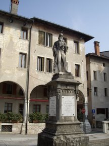 Statua di Panfilo Castaldi in Piazza Maggiore.