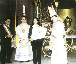 La consegna delle pergamene alle cinque donne premiate con il "Riconoscimento Internazionale S.Rita" 2004.