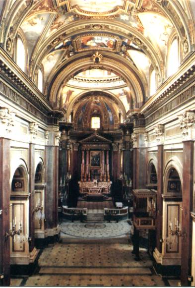 Navata centrale con l'altare maggiore