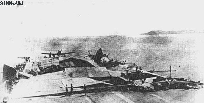 Il ponte di volo della portaerei giapponese Shokaku dopo la battaglia