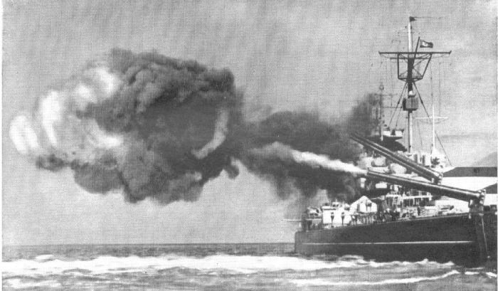 La Tirpitz mentre spara in esercitazione