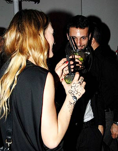 Carolina Crescentini beve col fidanzato Davide