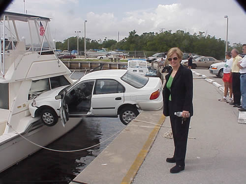 Una donna dopo il suo incidente - l'auto è tra il molo e uno yacht