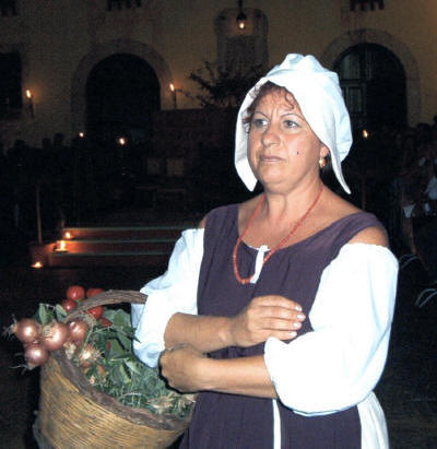 Franca con un cesto di erbe santostefanesi, in costume tradizionale