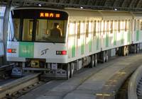 Non è uno scherzo ottico : la Metro di Sapporo va su Asfalto e Gomma come un Bus, ma è trainata da una rotaia Centrale !
