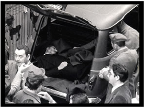 fotografia del ritrovamento di Aldo Moro dentro la Renault R4