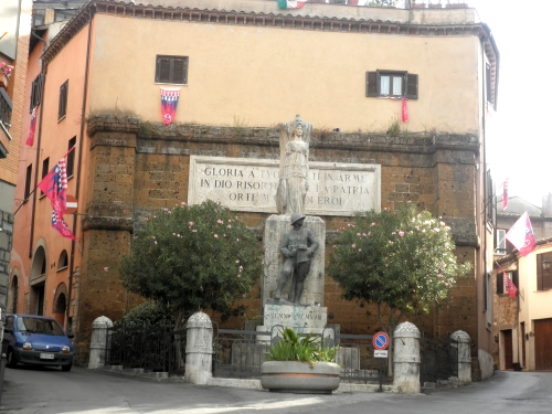 Monumento ai Caduti: si entra nel Borgo