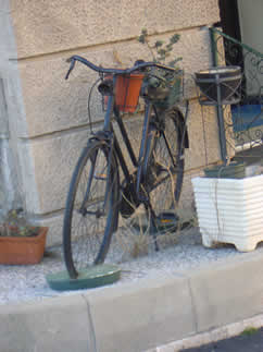 Noli (SV) Originale portavasi a due ruote davanti a un albergo . 