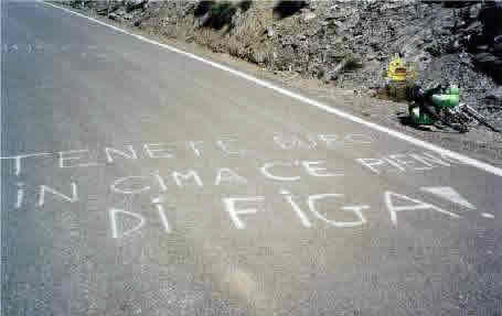 Scritta d'incoraggiamento per solo pedalatori sulla salita verso il passo S.Marco -Lombardia- Foto inviata dall'amico Max.