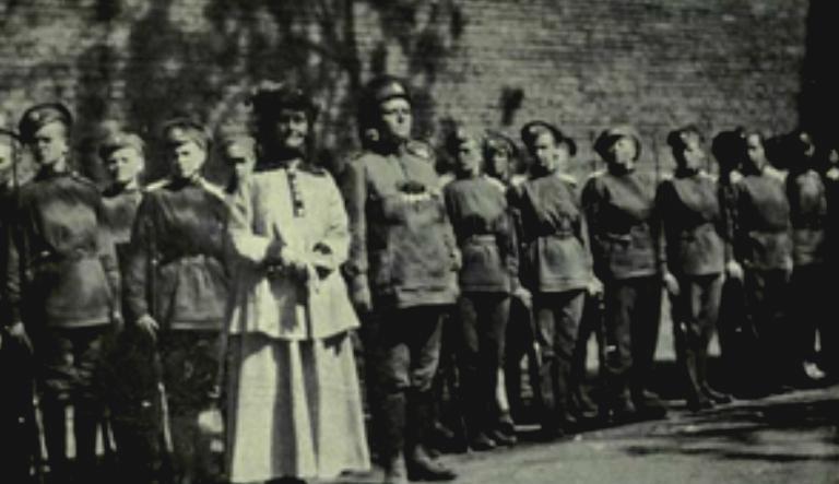 Il battaglione femminile di guardia al Palazzo d'Inverno