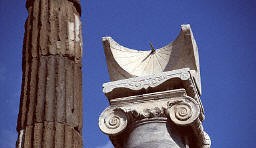 orologio solare su di una colonna
dell' antica Pompei