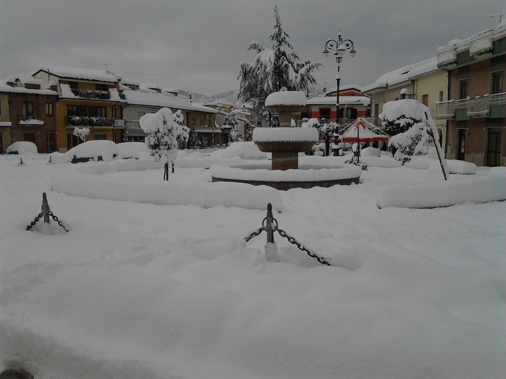 la fontana di piazza Lodovico Bocchini sommersa dalla neve