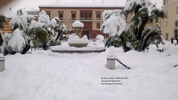 La fontana di piazza Risorgimento in San Giorgio del Sannio  dopo la copiosa nevicata del 4-2-2012