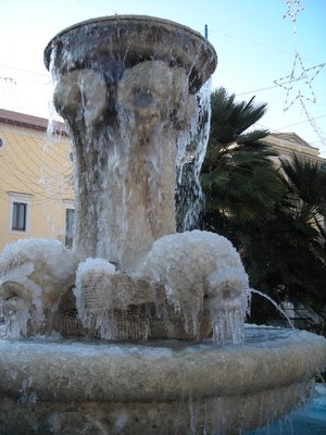 Piazza Risorgimento fontana Ghiacciata il 17/12/2010