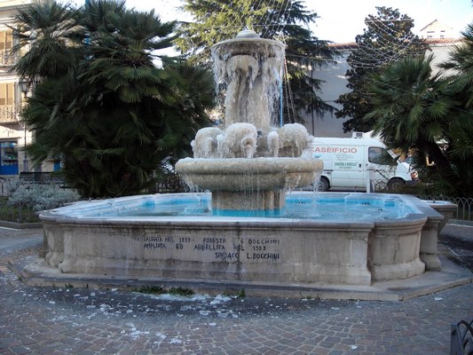 San Giorgio del Sannio Piazza Risorgimento fontana Ghiacciata il 17/12/2010
