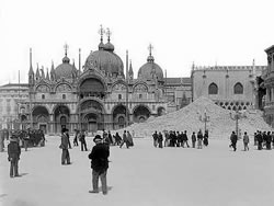 Le macerie del campanile in Piazza San Marco 